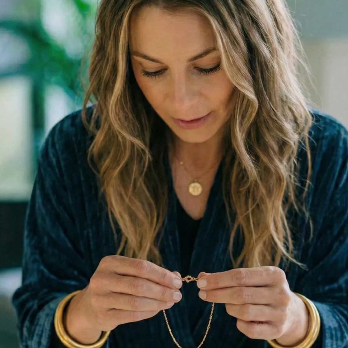 Lisa fertigt Schmuck in ihrem Atelier